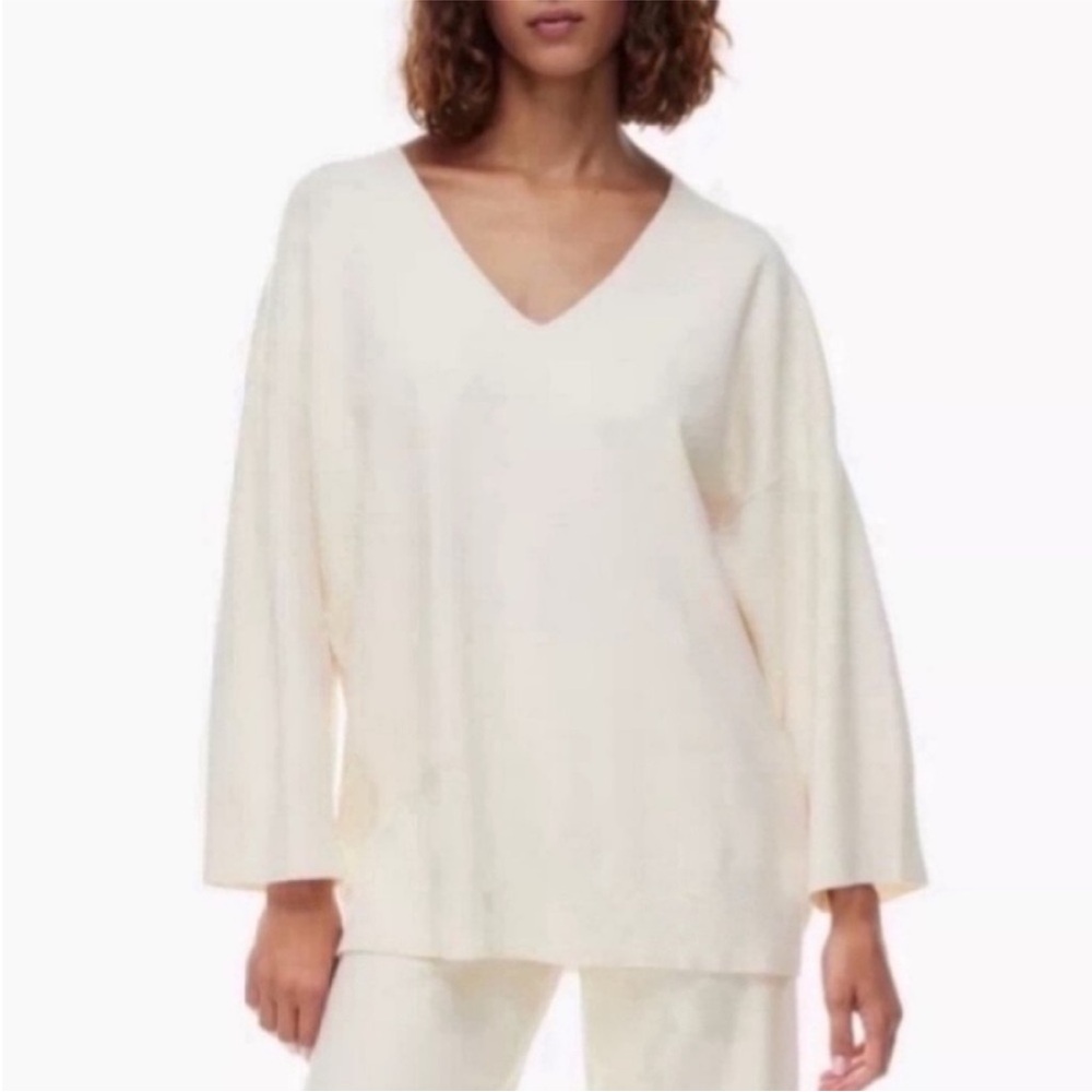 Wilfred Free V-Neck Knit Sweater in Cream & Heather Gray Accent Blend